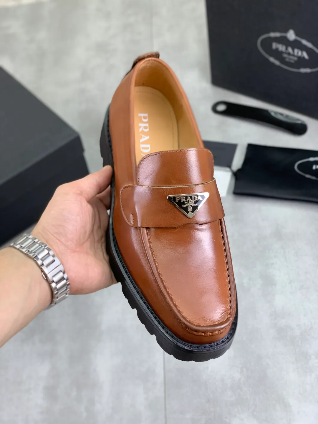 Men's shoes 💰P520 New PRADA Prada spring new casual leather shoes Original purchase, development and production Prada men's classic series, technical breathable fabrics with cowhide, casual sports shoes, casual shoes, sports dad shoes combine high-tech breathable materials and cowhide, P family exclusive button decoration on the side. The outsole is full of P italic design and bright colors to show vitality and continue the brand design inspiration. Stroll around the city lightly and feel free and comfortable. Delivered in exquisite packaging 🛍📦 ▪️Material: original customized calfskin with breathable material ▪️Inner lining: cowhide lining ➕cowhide feet ▪️Outsole: open-molded TPU rubber material ▪️Sole thickness: 3.5CM ▪️Size: Men's 38-44 (45 can be customized) Multiple colors available